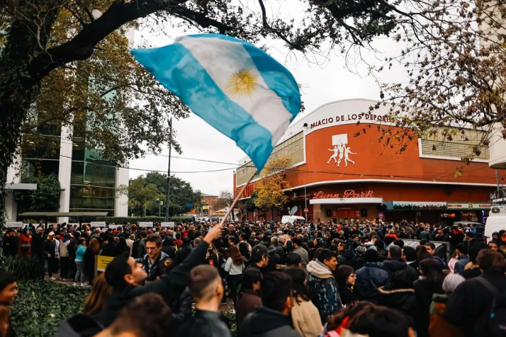 Simpatizantes del presidente de Argentina, en inmediaciones del Luna Park, donde presentó su libro.