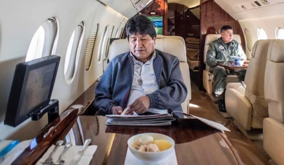 Evo Morales en el avión presidencial. Foto: El País