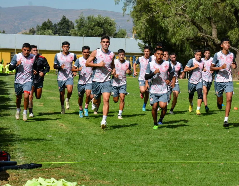 Jugadores de la U de Vinto que esta tarde se miden frente a Aurora, en Quillacollo. Foto: U de Vinto
