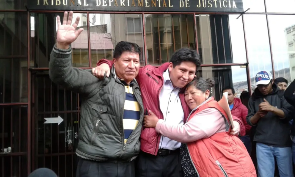 Norma Sumi, en noviembre de 2018, abraza a su hijo, el médico Jhiery Fernández, quien junto a su padre salen del Tribunal de Justicia de La Paz. Foto: Carlos Quisbert