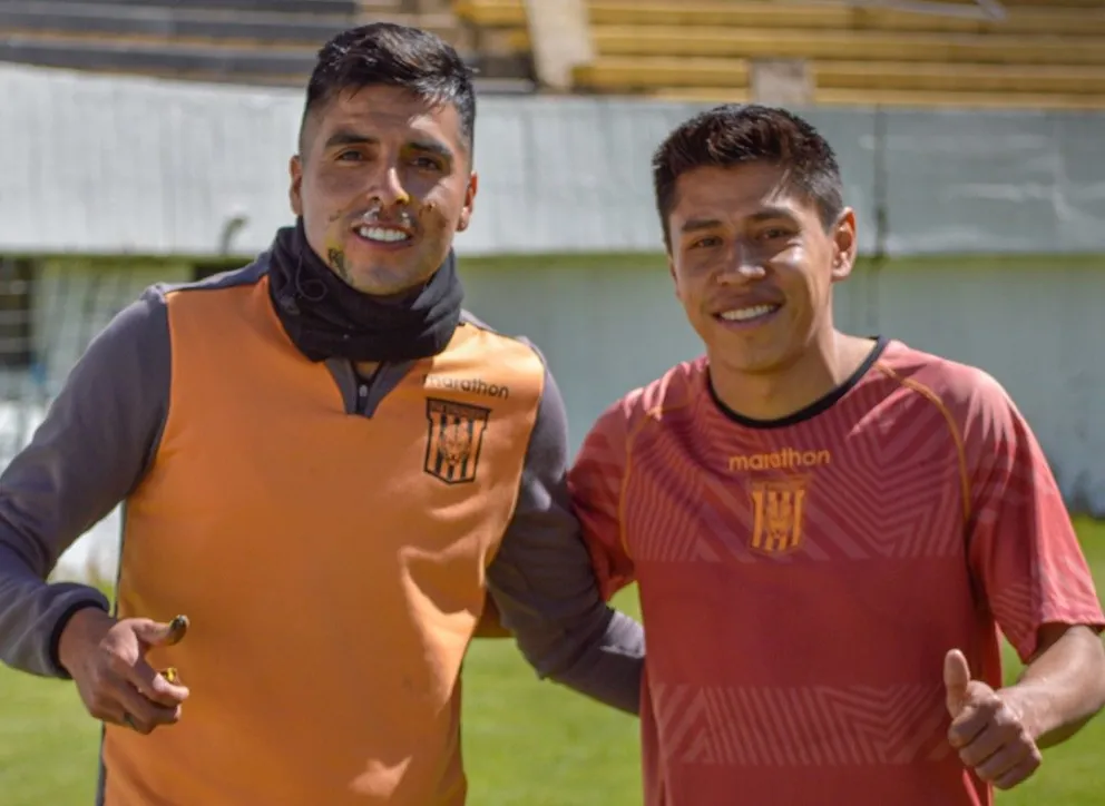 Leonel López (izq.) y Diego Wayar posan al final de la práctica de este viernes. Foto: The Strongest.