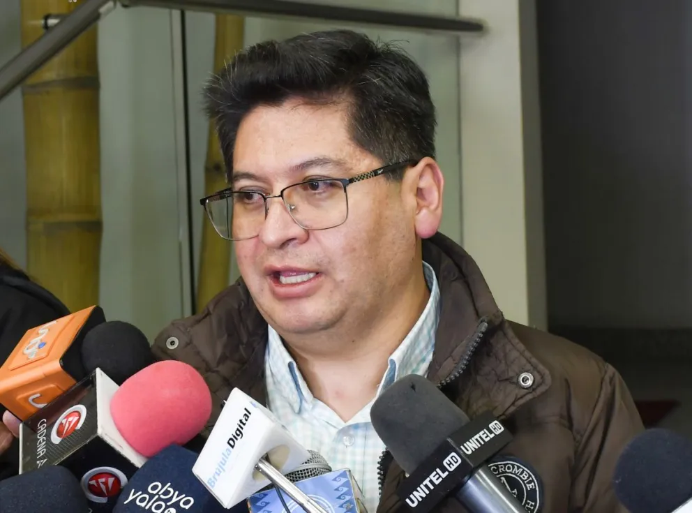 Marcelo Montenegro, ministro de Economía, declara a la prensa, tras la reunión con los exportadores. Foto: Ministerio de Economía.