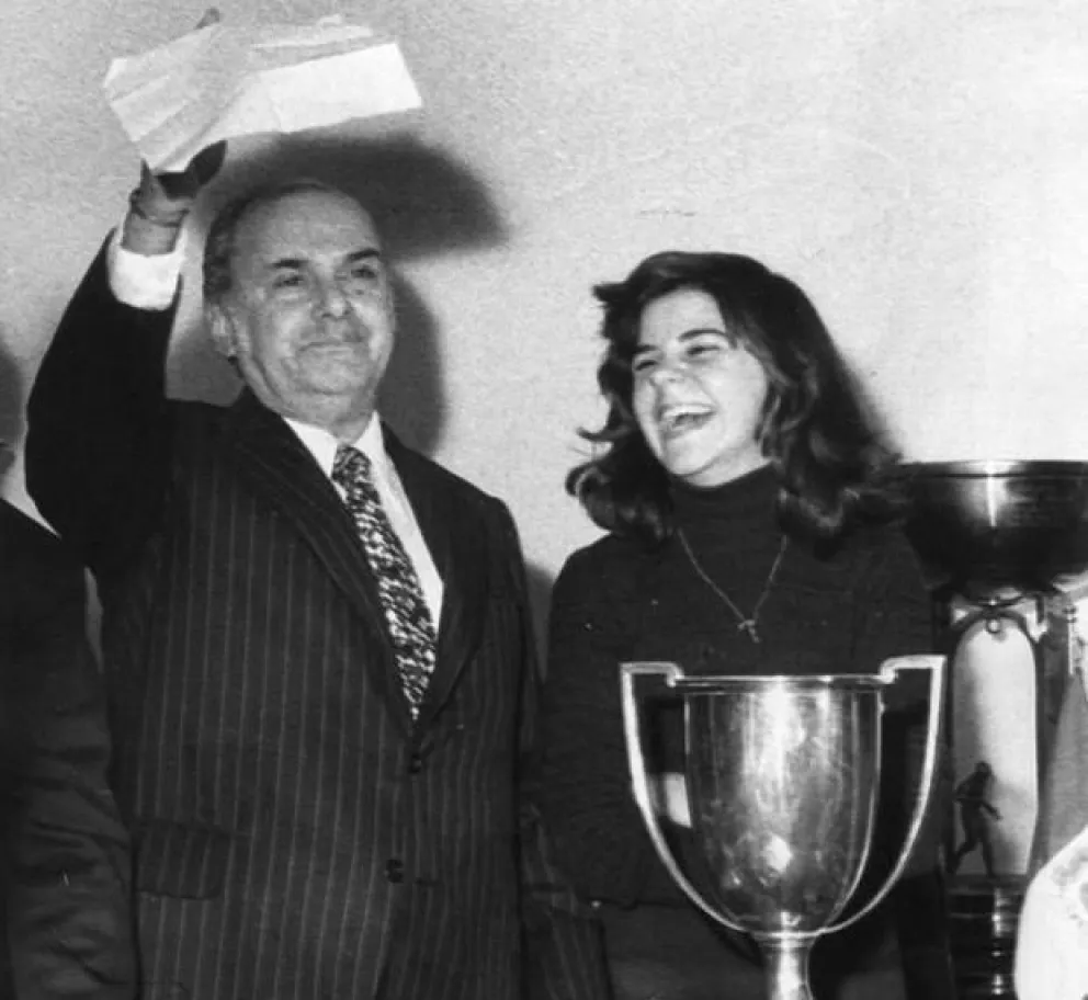 A la derecha la hija del extitular de la CSF, luego del sorteo en el que Perú clasificó a la final. Foto: El Comercio