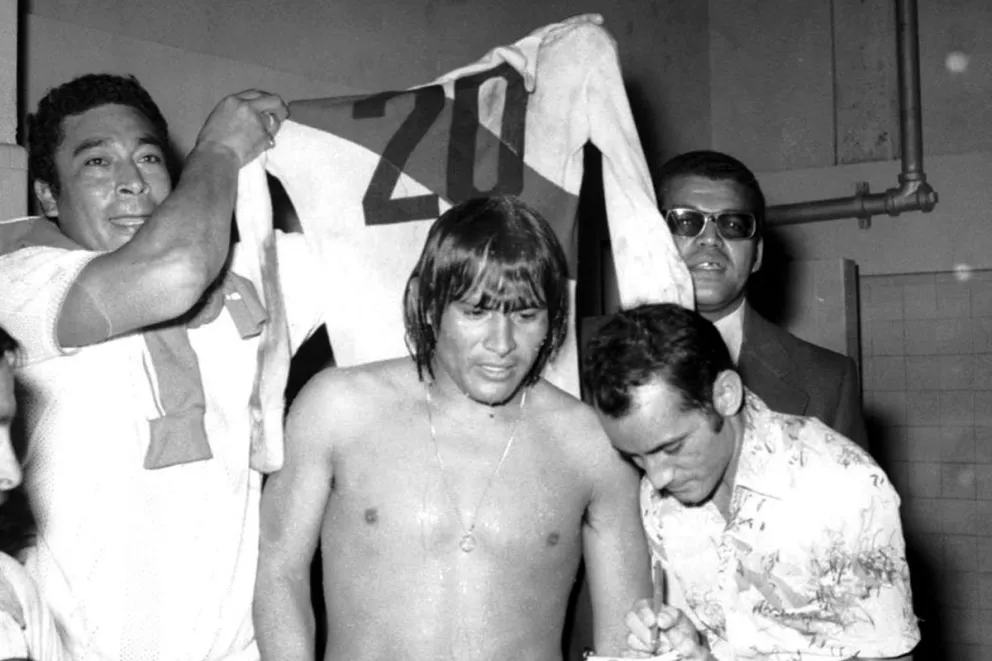 Hugo Sotil, al medio, en la celebración luego de haber conseguido el campeonato. Foto: Infobae