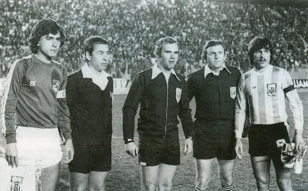 Aragonés y Passarella en el sorteo de capitanes, en el juego que se disputó en el Siles. Foto: Historia del Fútbol Boliviano