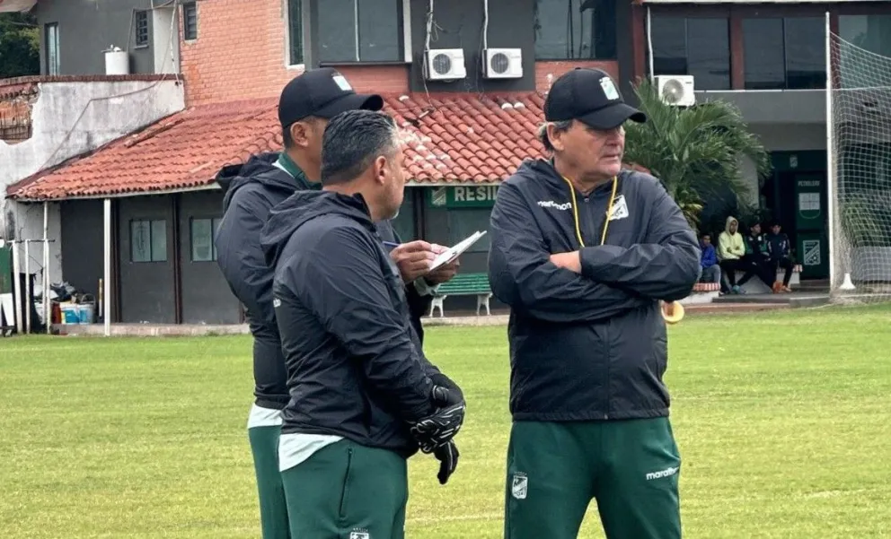 Víctor Hugo Antelo (der.), junto a sus colaboradores, antes de iniciar el entrenamiento del sábado. Foto: club Oriente