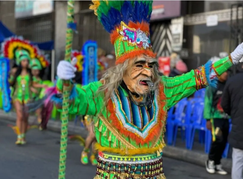 800 jóvenes de los Tobas Villarroelistas hacen gala de sus coreografías en la entrada del Señor Jesús del Gran Poder. Foto: GAMLP