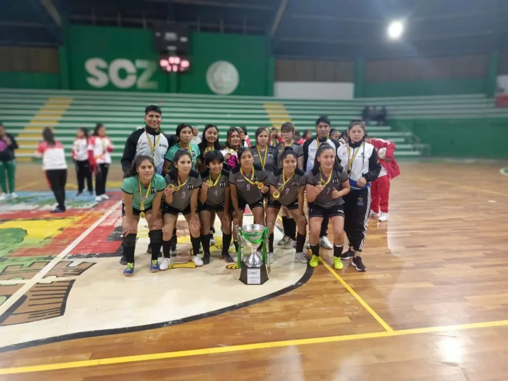 Las vallunas con su trofeo y medallas de campeón. Foto: Comisión de Futsal Bolivia.