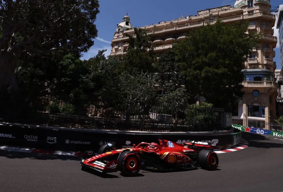 Charles Leclerc conduce su Ferrari en el circuito callejero de Mónaco. FOTO: EFE
