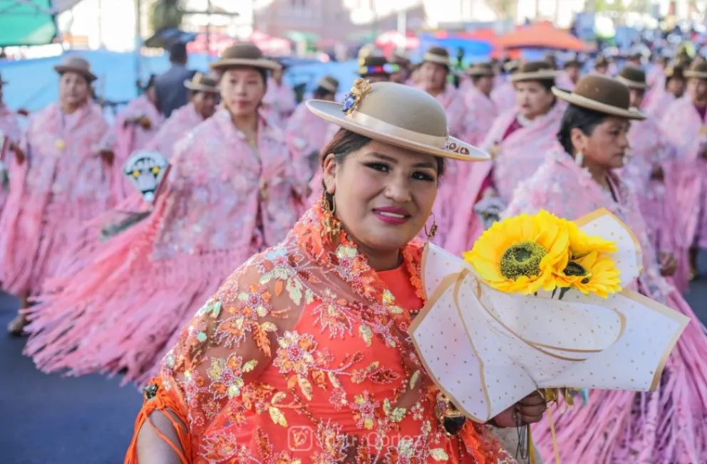Una guía de una fraternidad de morenada en el recorrido de la entrada del Gran Poder, en La Paz. Foto: ABI