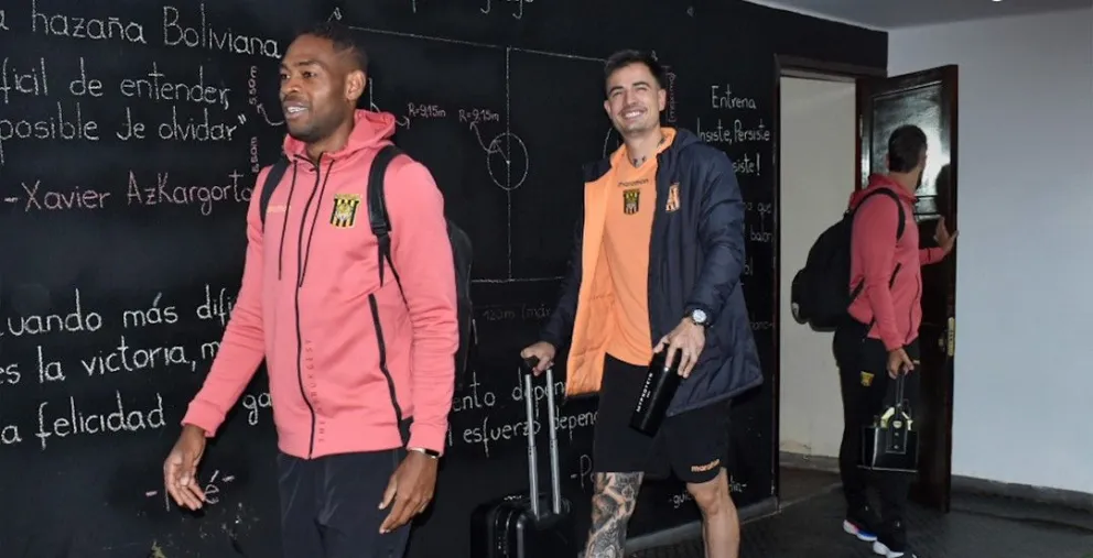 Enoumba (izq.), Viscarra y Ursino los jugadores del Tigre se preparan para otro viaje. Foto: club The Strongest