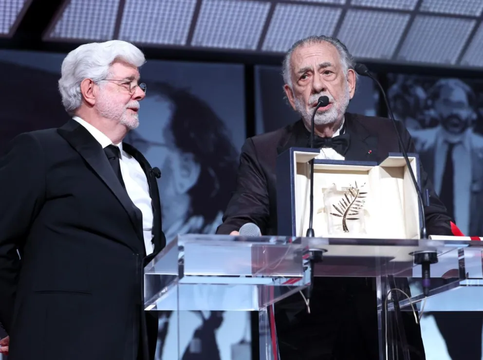 George Lucas recibe la Palma de Oro de Honor que le dio Francis Ford Coppola durante el cierre del festival de Cannes. Foto: EFE