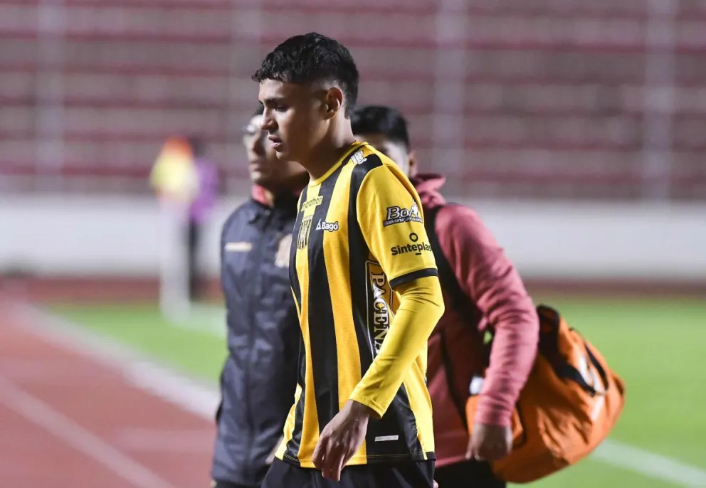 Daniel Lino sale lesionado en el partido del jueves frente a Guabirá. Foto: APG