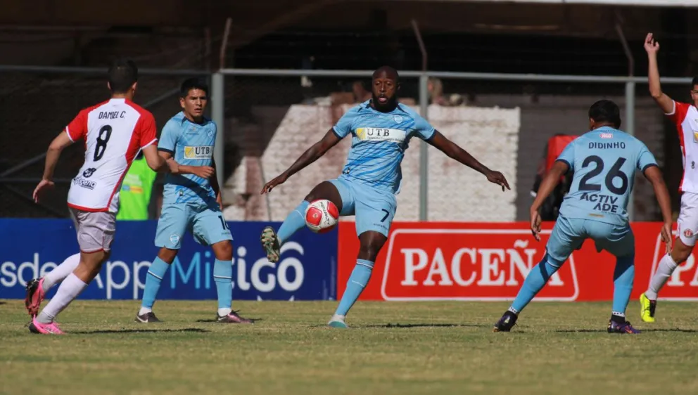 Blanco (7) domina la pelota en el partido jugado en Quillacollo. Foto: APG.