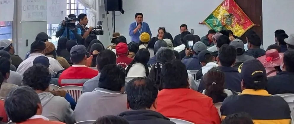 El transporte pesado reunido en Cochabamba determinó bloqueo de caminos. Foto: Unitel.