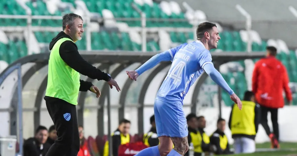 Robatto (izq.) con Orihuela durante la victoria sobre Real Santa Cruz. Foto: APG.