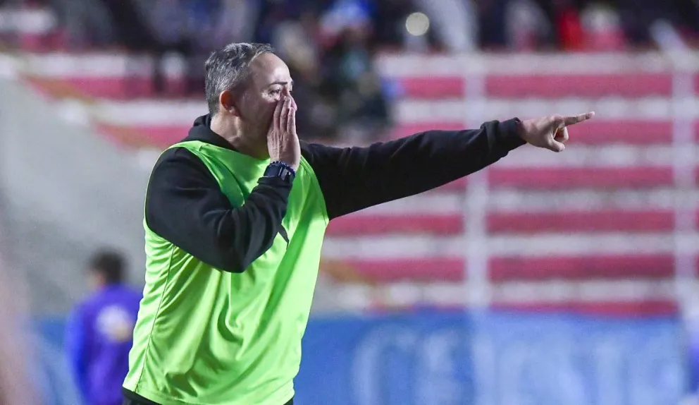 Robatto da instrucciones en el partido con Real Santa Cruz. Foto: APG.