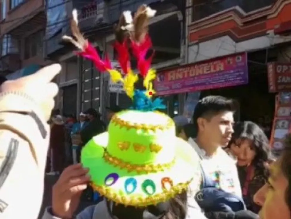 La Policía y los guardaparques decomisaron las plumas de aves durante el recorrido de la entrada folklórica del Gran Poder de La Paz. Foto: Bolivia TV