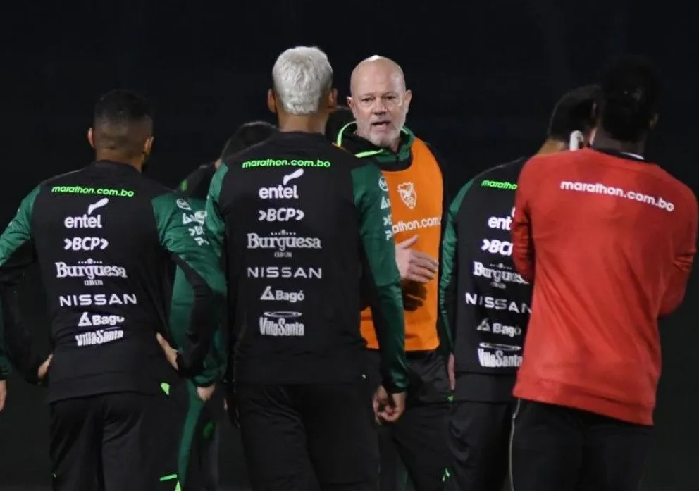 Antonio Carlos Zago, el técnico de la selección, conversa con los jugadores en un anterior ciclo de trabajo. Foto: FBF 