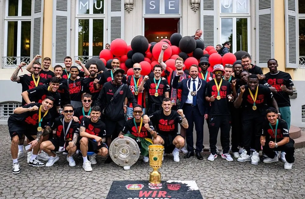 Jugadores, cuerpo técnico y dirigentes del Bayer Leverkusen festejan con sus trofeos. Foto: Bayern Leverkusen