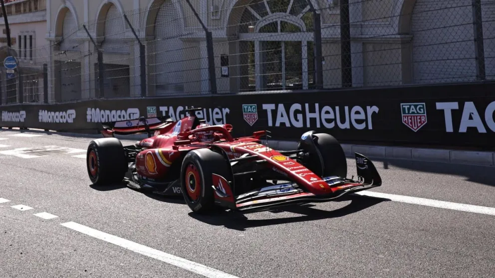 Charles Leclerc conduce su Ferrari en las calles del principado de Mónaco. Foto : EFE