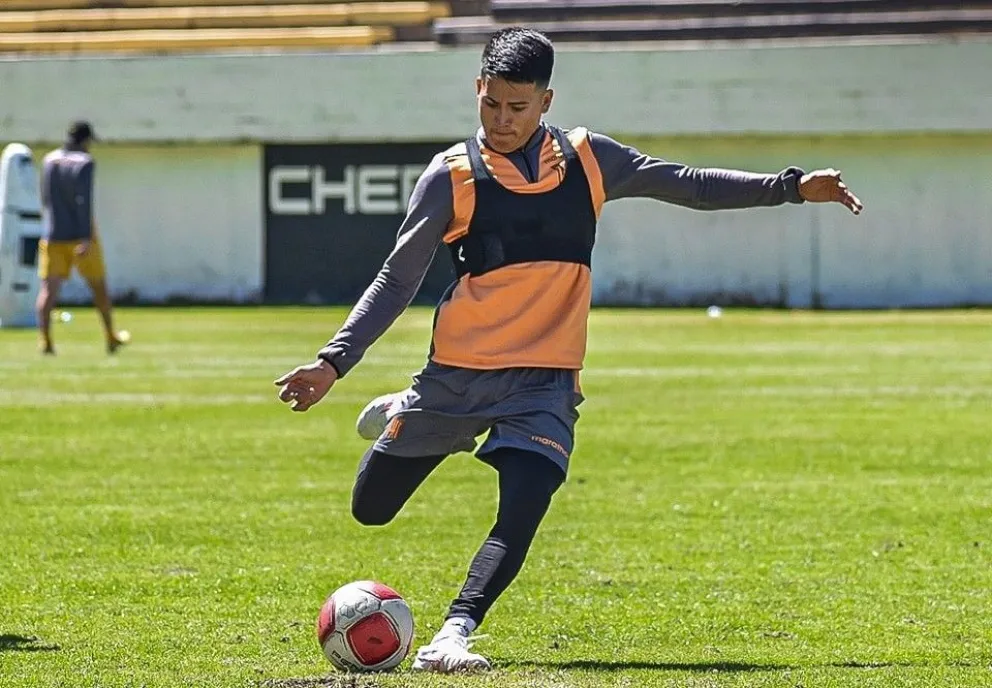 Gabriel Sotomayor le pega a la pelota de derecha en un entrenamiento del Tigre. Foto: club The Strongest