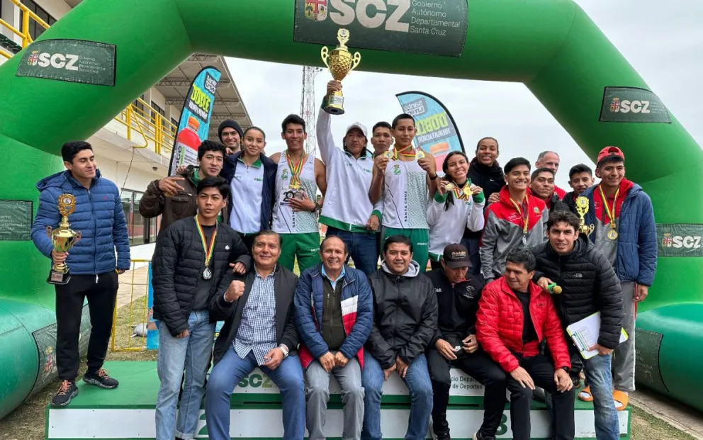 La delegación cruceña con su trofeo de campeón. Foto: Rossel Madonado.