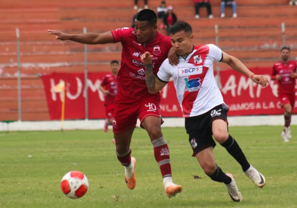 Chajtur (izq.), de Guabirá, disputa la posesión de la pelota con Hoyos, jugador de Nacional. Foto: APG