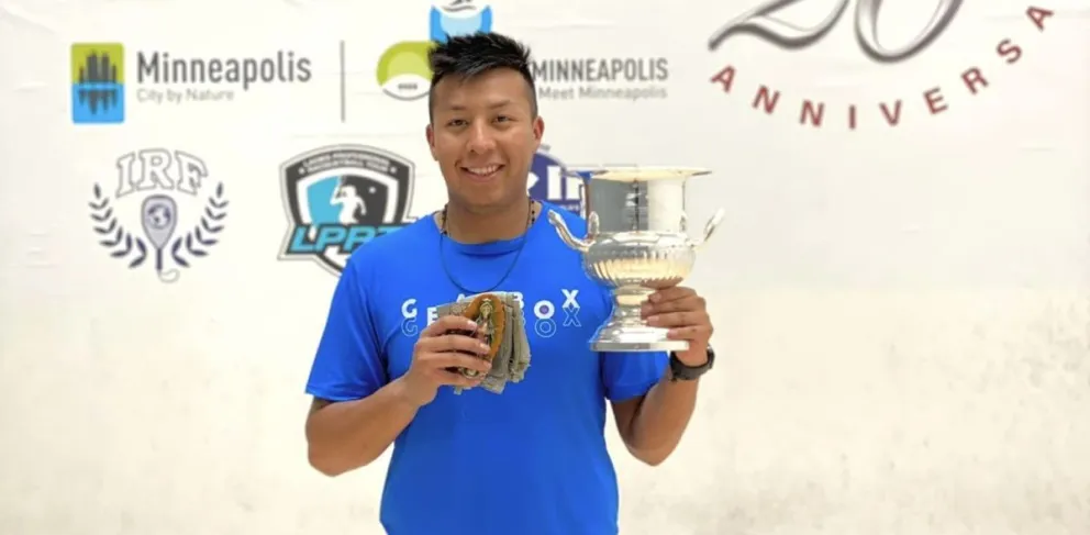 El chuquisaqueño sostiene un trofeo de un torneo anterior. Foto: Conrrado Moscoso.