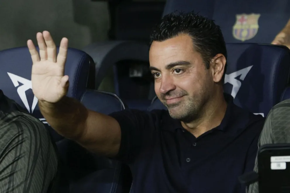 Xavi Hernández se despide de los hinchas en su último partido como entrenador del Barcelona. Foto: EFE