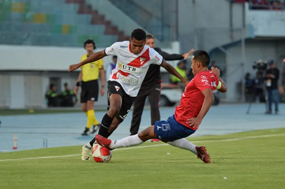 Medina (izq.), de Always, trata de superar a marca de Machado. Foto: APG.