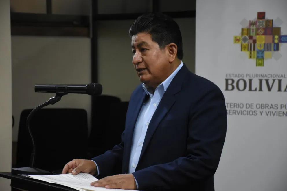 El ministro de Obras Públicas, Edgar Montaño, en una conferencia de prensa. Foto: ABI.