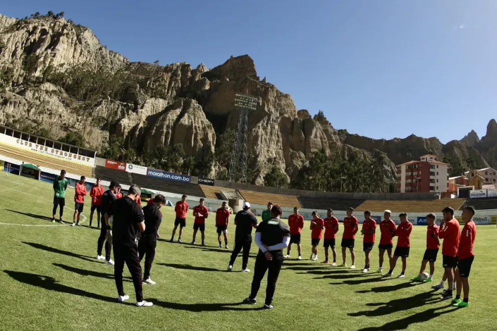El plantel chileno previo a su entrenamiento en Achumani. Foto: Club Palestino.