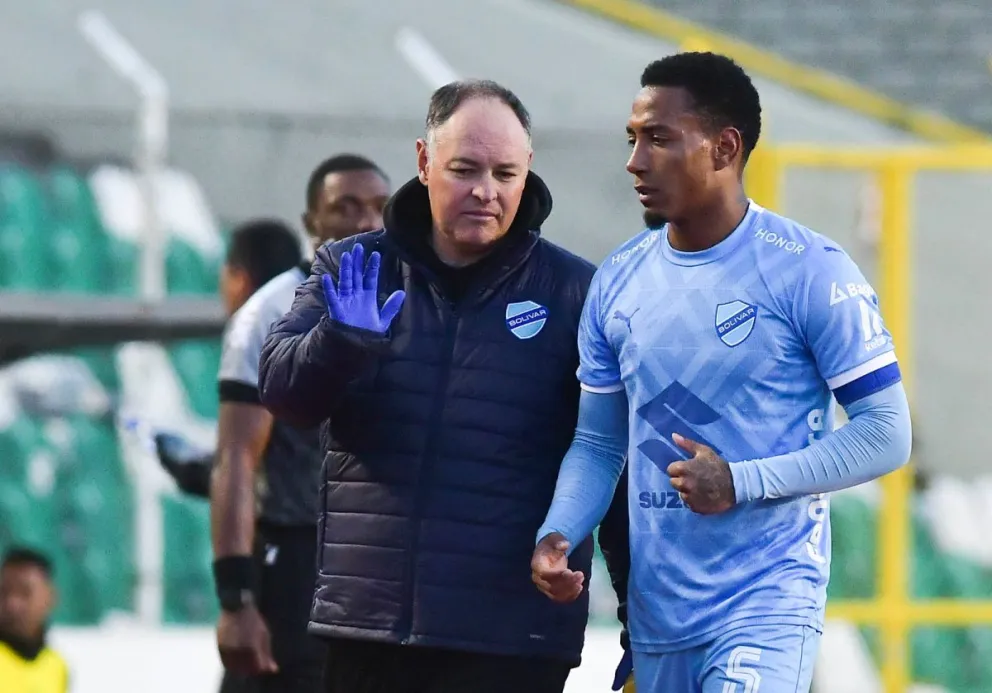 Quinteros (der.) al momento de su cambio ante Real Santa Cruz. Foto: APG.