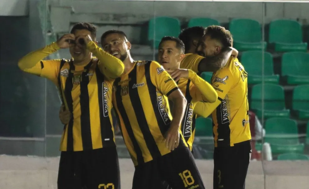 Bruno Miranda (izq.) y sus compañeros festejan el tanto del triunfo ante Oriente. Foto: APG