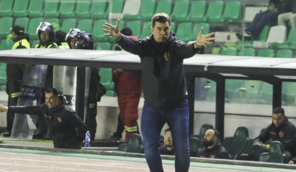 Ismael Rescalvo, unos metros más atrás su hermano Juan, dan instrucciones a los jugadores en la parte final del partido con Oriente. Foto: APG