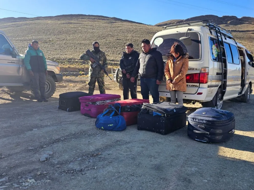 Las personas que trasladaban droga junto a las maletas. Foto: ABI 