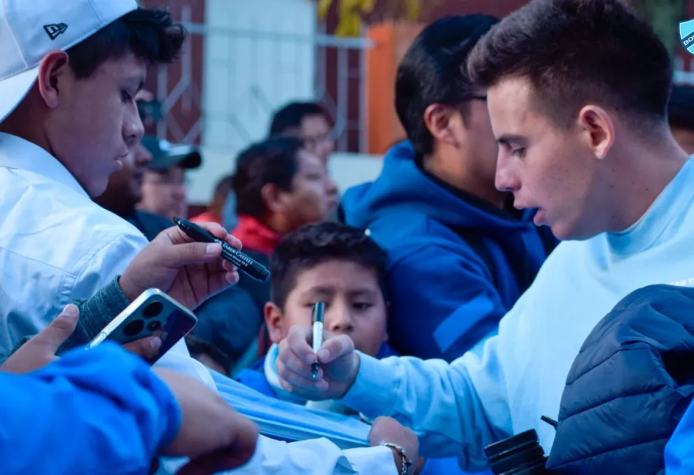 Henry Vaca estampa su firma para un hincha de la Academia. Foto: Club Bolívar.