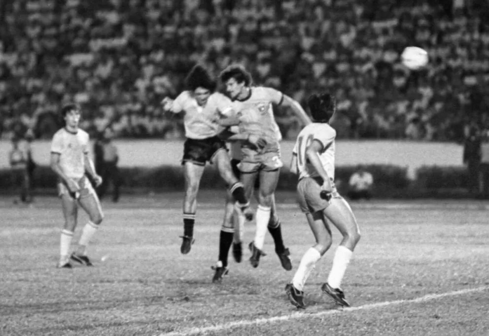 El cabezazo de Aguilera para decretar el 1-1 que le dio el título a su seleccionado. Foto: El País