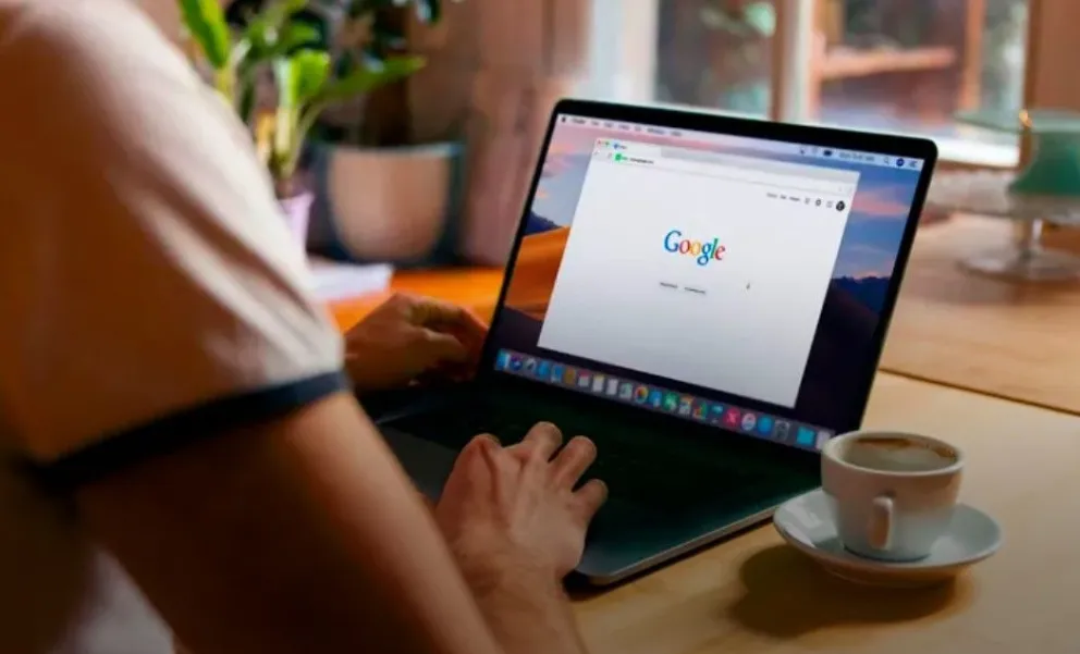 Una persona ingresa al buscador (imagen referencial). Foto: geeknetic.es