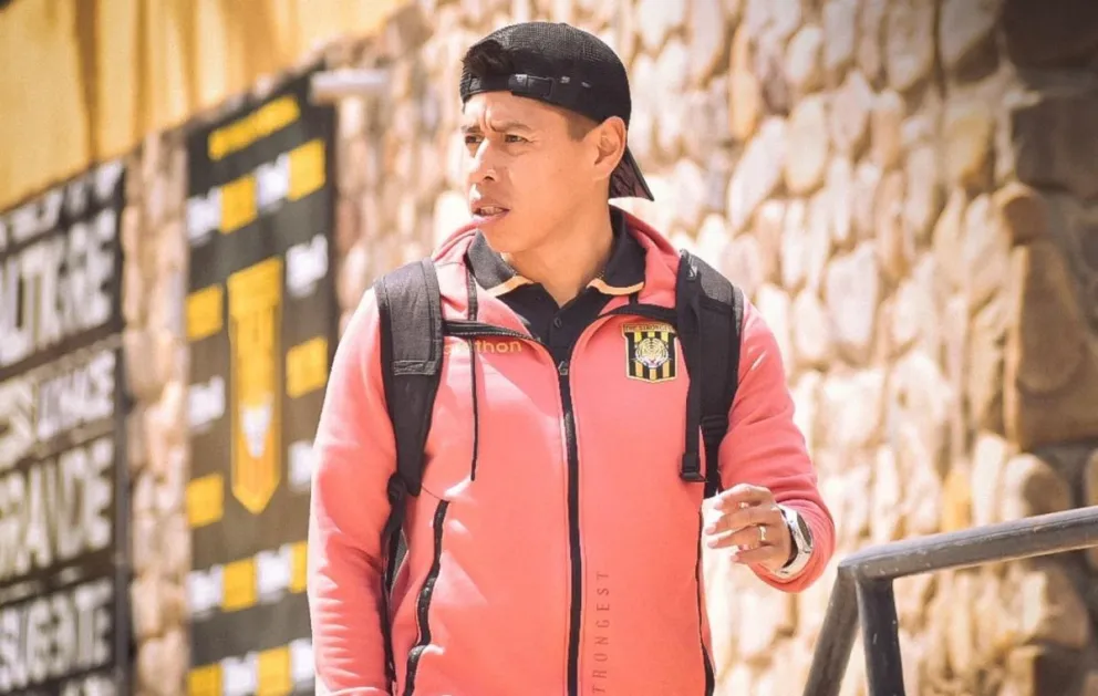 Diego Wayar en el Complejo de Achumani, el volante está lesionado y fue descartado para el cotejo con Gremio. Foto: club The Strongest