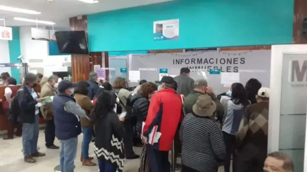 Contribuyentes pagan impuestos en oficinas de la Administración Tributaria Municipal. Foto: AMUN