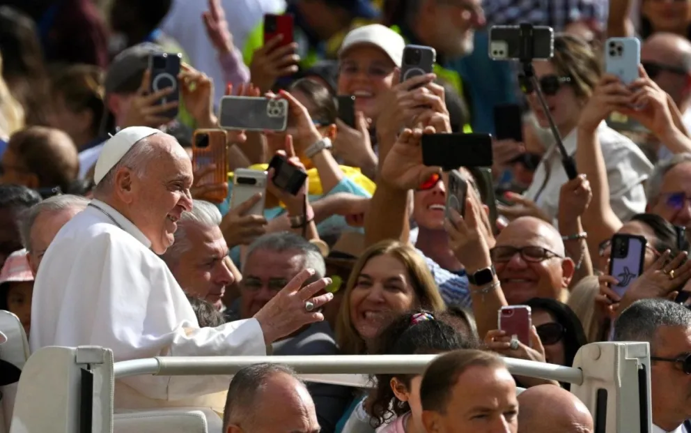  El papa Francisco saluda a los fieles durante su audiencia general semanal, en la Plaza de San Pedro. Foto: EFE