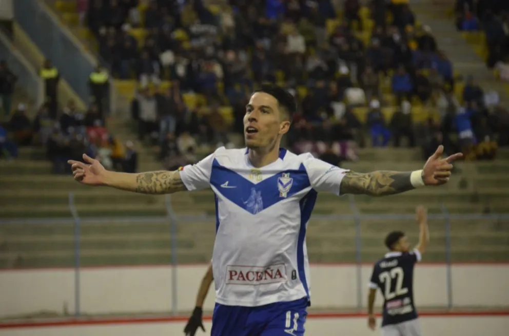 Javier Sanguinetti inicia el festejo tras anotar el primer gol de GV San José. Foto: APG