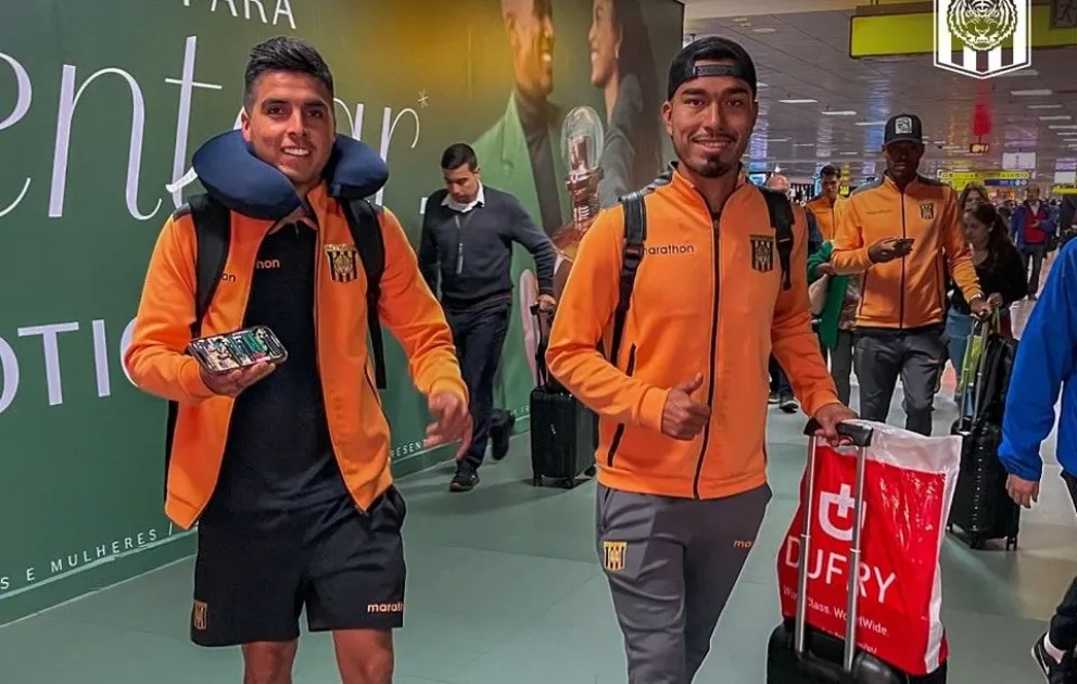 Llegada del Tigre a Curitiba. Leonel López (izq.) junto a Víctor Cuéllar, metros atrás aparece Marc Enoumba. Foto; club The Strongest