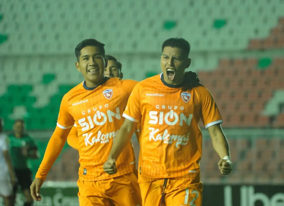 Ribera (der.) celebra su gol de penal que significó el empate. Foto: APG.