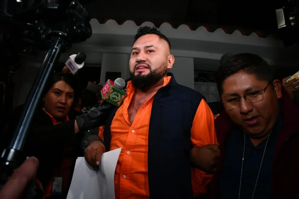 Harold Lora declara ante la prensa, tras salir de dependencias de la Policía, en mayo de 2024. Foto: APG 