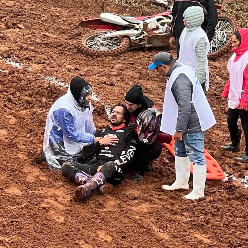 Wálter Nosiglia junior es socorrido por su hermano Daniel y personeros de la organización, este domingo. Prensa Nosiglia