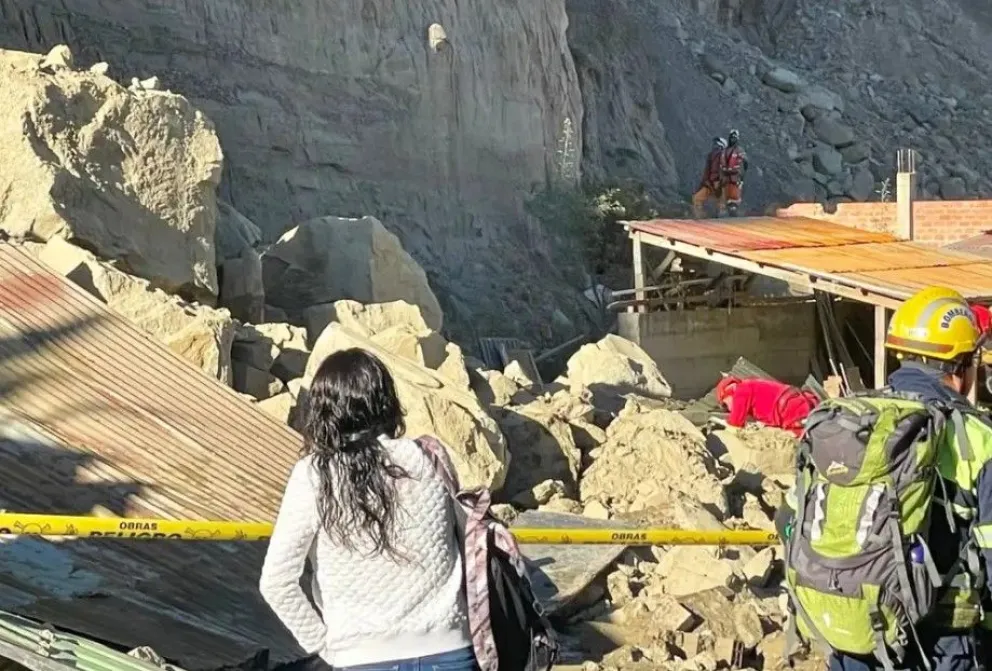 Bomberos trabajan en la zona del deslizamiento. Foto: AMUN 