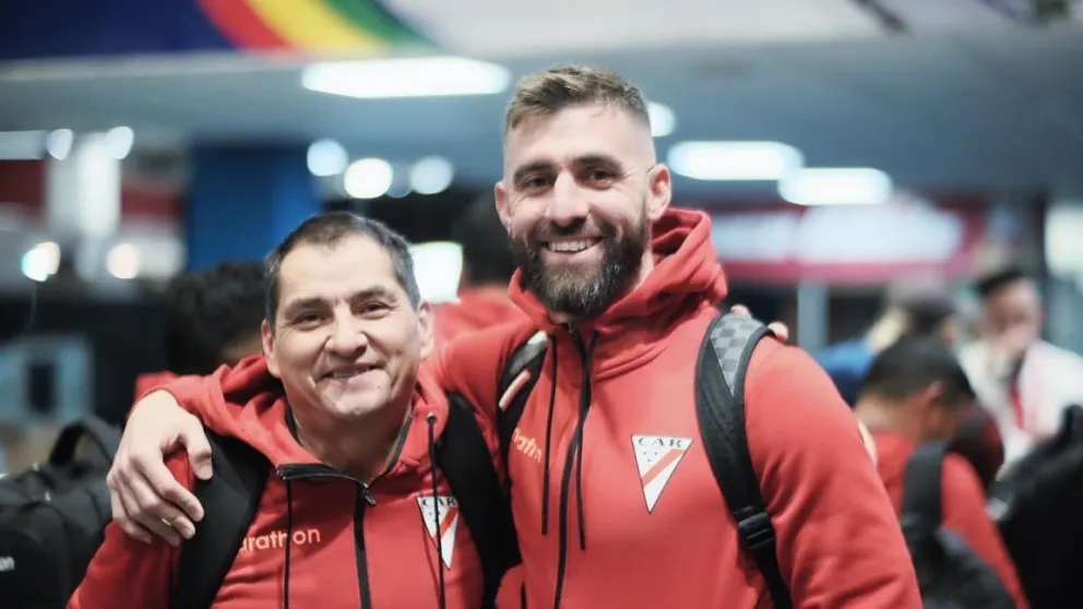 Alaín Baroja junto con uno de los asistentes del club, en el aeropuerto de Bogotá. Foto Always Ready